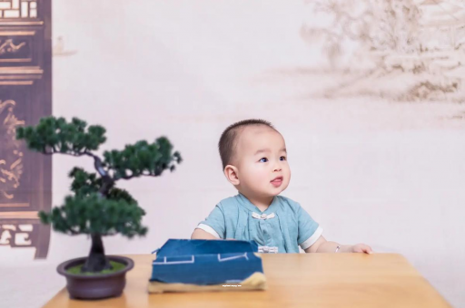 益阳怀孕肚子中间凹两边凸